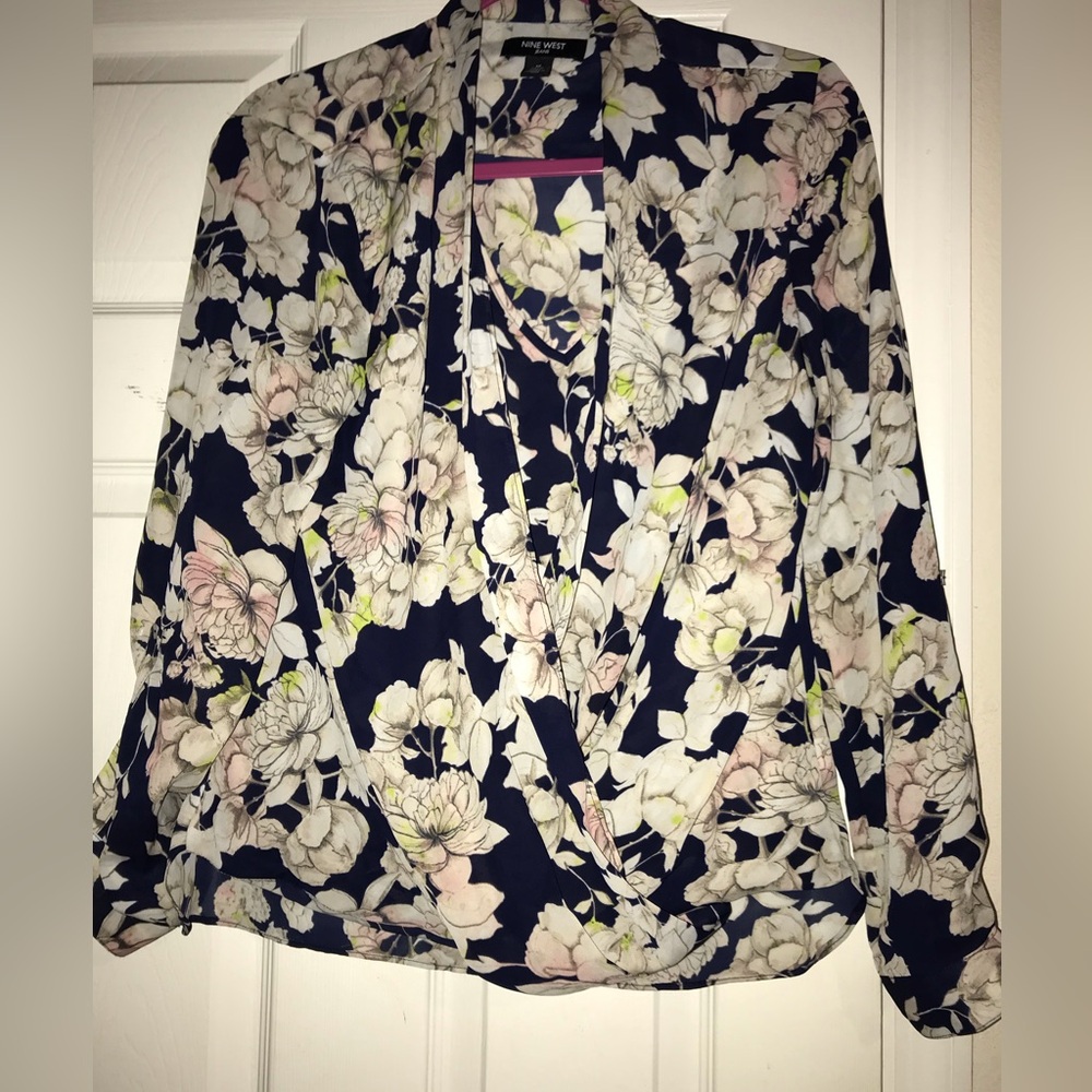 ✨️2 For $10✨️ Nine West jeans blouse Size medium